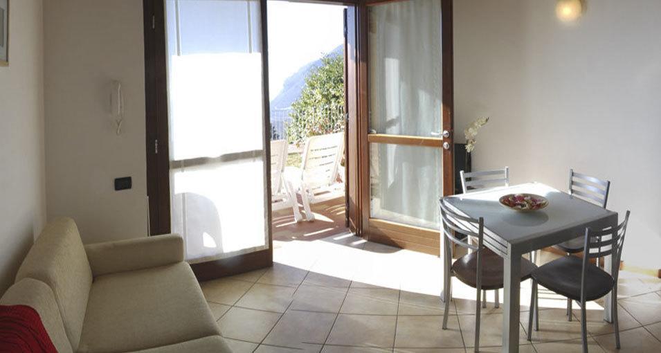 Residence Mirena - Rebomaholidays Tignale Habitación foto